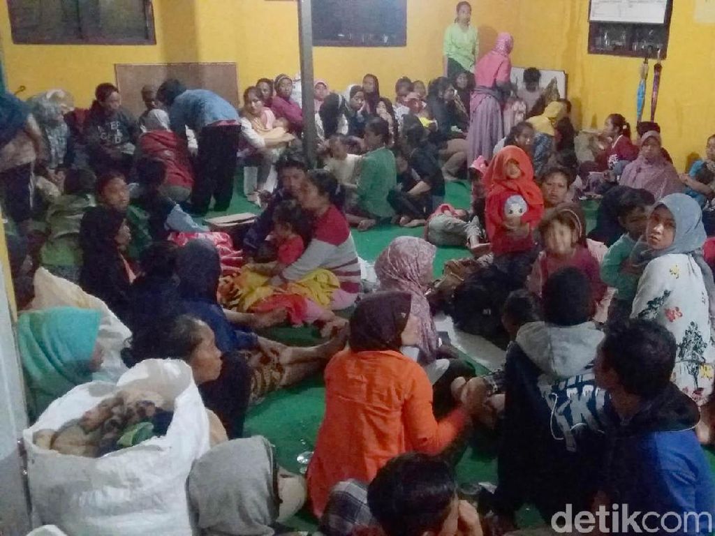 Ribuan Warga Korban Gempa Banjarnegara Mengungsi di 5 Titik Ribuan Warga Korban Gempa Banjarnegara Mengungsi di 5 Titik