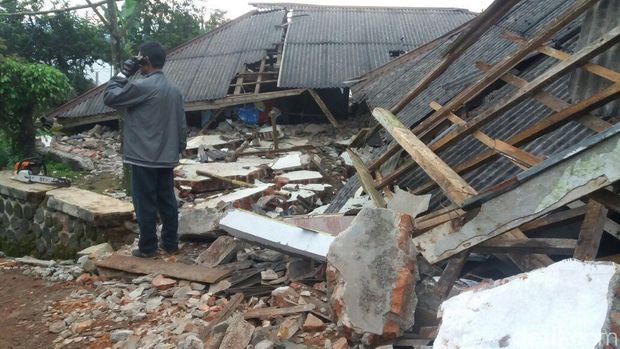 Rumah warga di Desa Kertosari, Banjarnegara yang rata dengan tanah. 