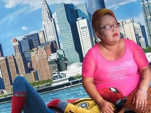 Terpikat Pesona Bude Sumiyati yang Lagi Viral