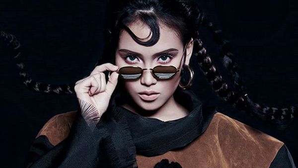 Pose Ayu Ting Ting yang Kece Abis