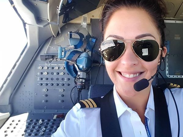 Siapa yang Mau Terbang Sama Pilot Cantik Berotot Kencang?