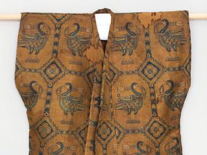 Cerita di Balik Kaus Berusia 1.000 Tahun yang Dijual Rp 9 Miliaran