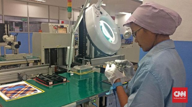 Mengintip Cara Pabrik Indonesia Merakit Ponsel
