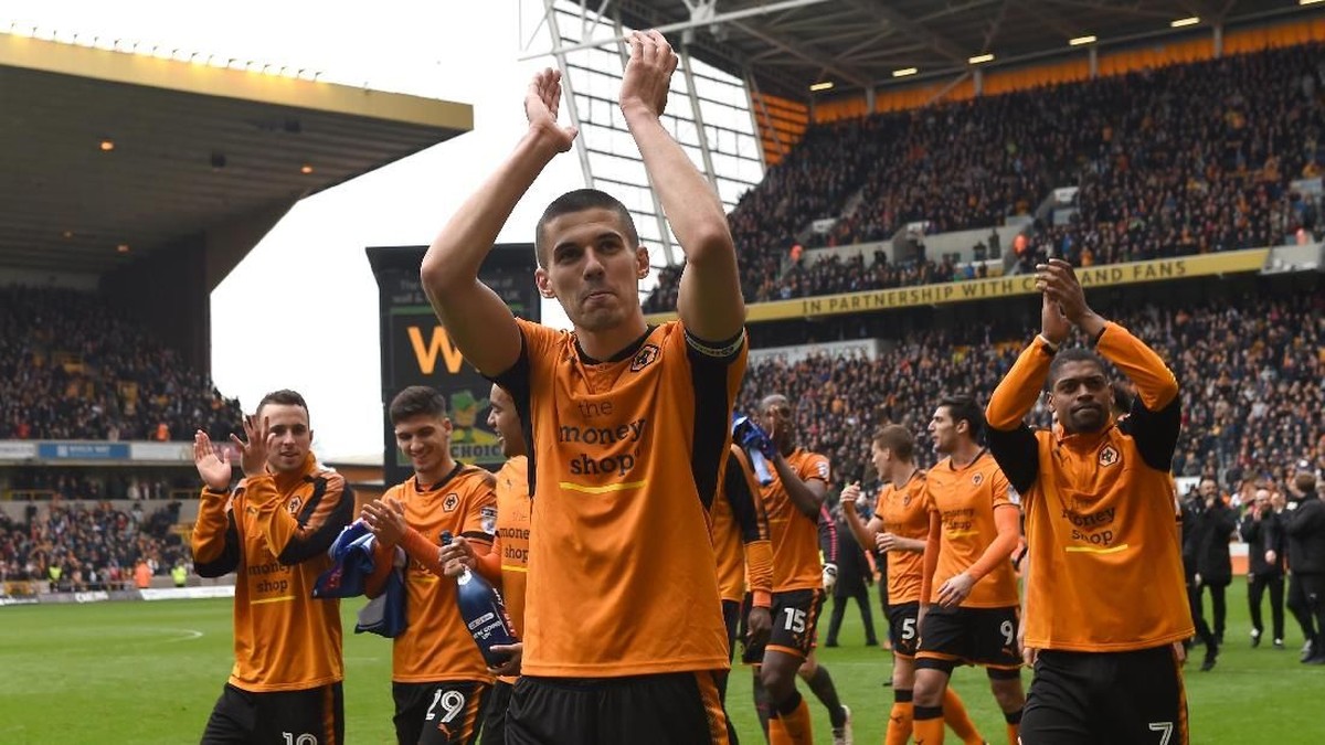 Pemain Wolverhampton Wanderers memberi applause ke pendukungnya usai memastikan promosi ke Premier League musim depan. (Foto: Nathan Stirk/Getty Images)
