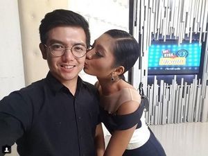 Melihat Lagi Hangatnya Ciuman Liza Elly untuk Nicky Tirta Melihat Lagi Hangatnya Ciuman Liza Elly untuk Nicky Tirta