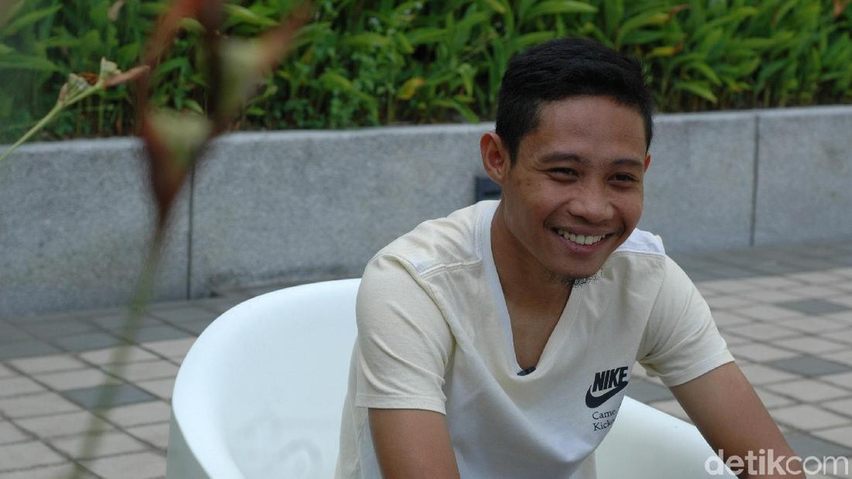 Evan Dimas memberi prediksi laga Spanyol vs Rusia nanti malam (Foto: Tri Aljumanto/Detikcom)
