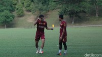 Selangor FA merupakan pemain yang banyak dihuni pemain muda. Salah satu pengawanya berdiskusi dengan Evan Dimas teknik menendang. (Foto: Lucas Aditya/detikSport)