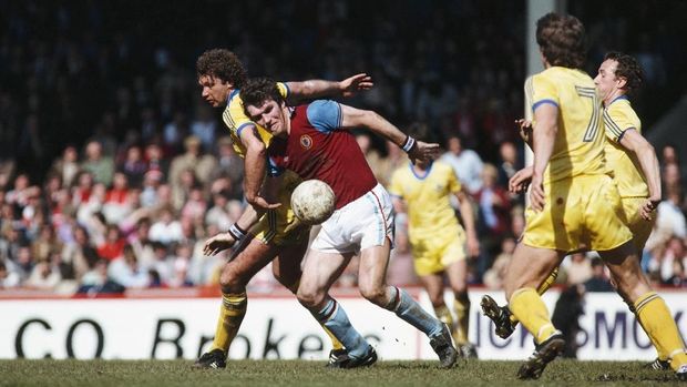 BIRMINGHAM, UNITED KINGDOM - APRIL 18: Aston Villa striker Peter Withe is challenged by David Needham (l) of Nottingham Forest during a Division One game between Aston Villa and Nottingham Forest at Villa Park, on April 18, 1981 in Birmingham, England. (Photo by Allsport/Getty Images)