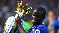 Seiring keberhasilan Chelsea menjuarai Premier League 2016/2017, NGolo Kante sukses meraih titel Pemain Terbaik PFA. Ia menjadi pemain keempat Prancis yang bisa meraih gelar tersebut. (Foto: Shaun Botterill/Getty Images)