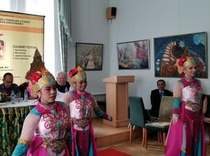 Saat Mahasiswi di Ukraina Bersolek dengan Pakaian Adat Indonesia