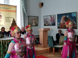 Saat Mahasiswi di Ukraina Bersolek dengan Pakaian Adat Indonesia