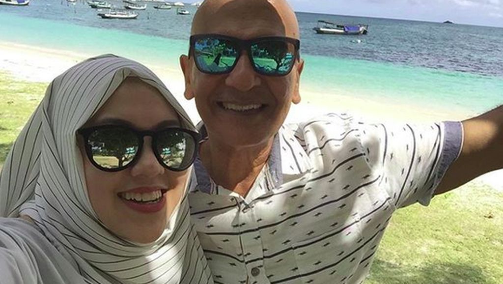 Kemesraan Mark Sungkar & Santi yang Beda Usia 45 Tahun Kemesraan Mark Sungkar & Santi yang Beda Usia 45 Tahun