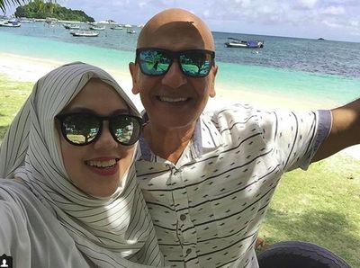 Kemesraan Mark Sungkar & Santi yang Beda Usia 45 Tahun