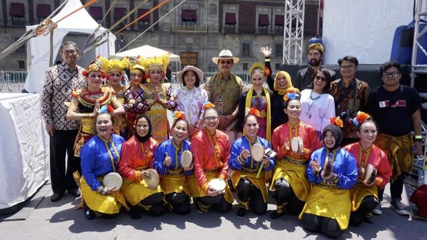 Duta Besar RI untuk Meksiko, Yusra Khan (bertopi tengah) bersama Kelompok Pakoeningrat binaan KBRI Mexico City seusai pertunjukan di Panggung Utama Feria Internacional de las Culturas Amigas (FICA) 2018.