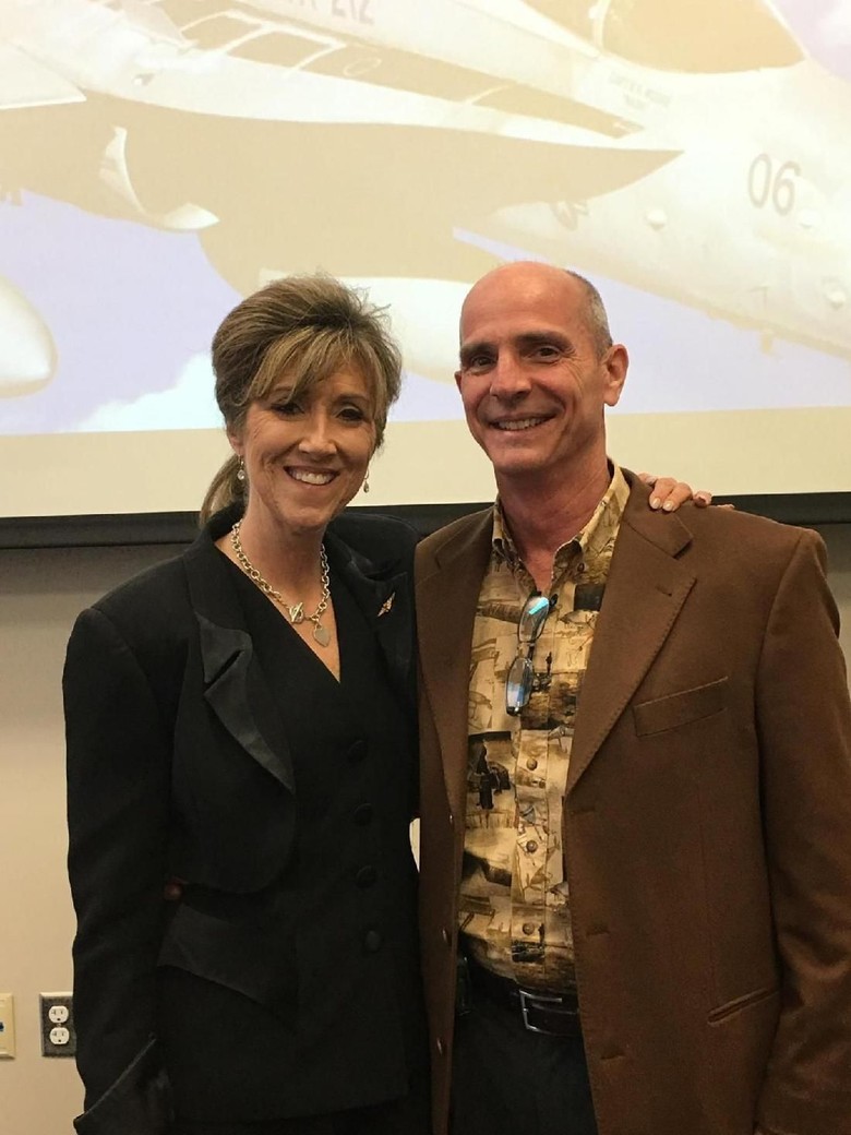 Berhasil Mendarat Usai Penumpang Tersedot, Pilot Southwest Dipuji