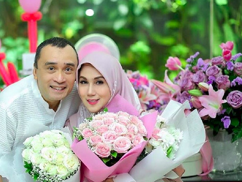 20 Tahun Nikah, Marini Zumarnis dan Suami Makin Hari Makin Mesra 20 Tahun Nikah, Marini Zumarnis dan Suami Makin Hari Makin Mesra