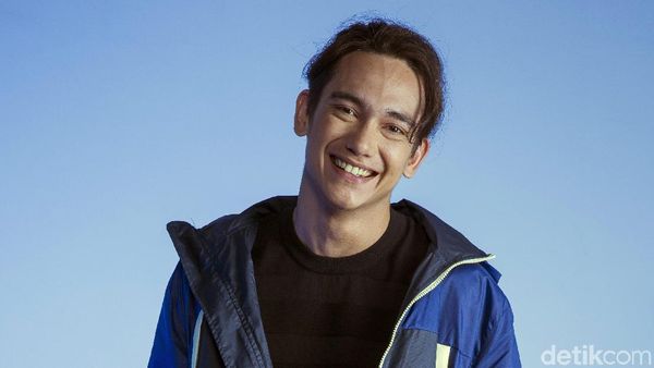 Tengok! Gaya Sporty dan Cuek Adipati Dolken