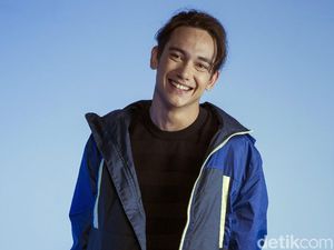Tengok! Gaya Sporty dan Cuek Adipati Dolken