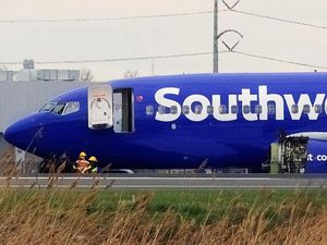 Foto: Pesawat Southwest yang Mesinnya Meledak dan Mendarat Darurat