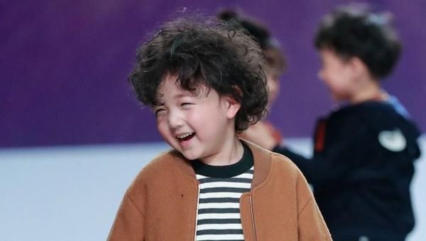 Jatuh Saat Fashion Show, Model Ini Viral dan Jadi Bintang Internet