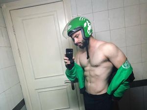 Foto Si Ojek Bule yang Miliki Tubuh Kekar Atletis Foto Si Ojek Bule yang Miliki Tubuh Kekar Atletis