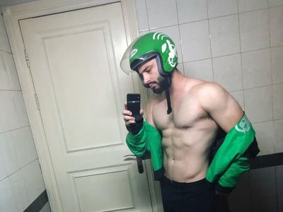 Foto Si Ojek Bule yang Miliki Tubuh Kekar Atletis