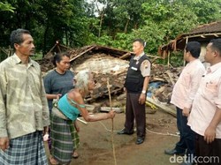 Rumah Nenek Musripah di Jepara Roboh Diterjang Angin