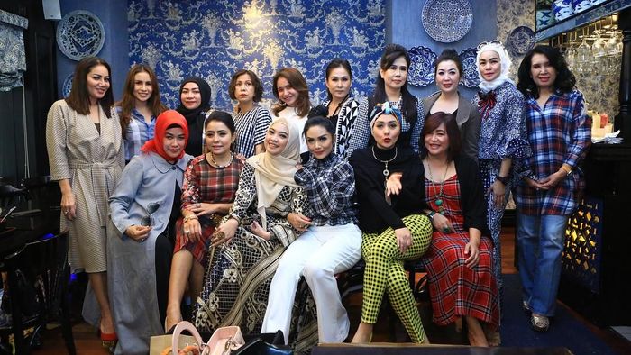 Geng arisan kepompong. Foto: Dok. Instagram KD, Instagram Viona Rosalina Geng arisan kepompong. Foto: Dok. Instagram KD, Instagram Viona Rosalina