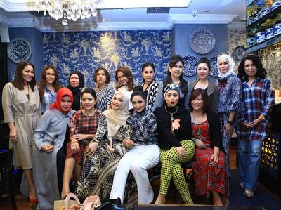 Gaya Glamour Geng Kepompong, Geng Arisan Krisdayanti dan Mayangsari
