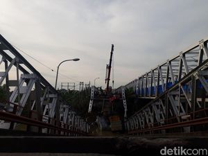 Truk Dipreteli, Kepalanya Sukses Dievakuasi dari Bengawan Solo Truk Dipreteli, Kepalanya Sukses Dievakuasi dari Bengawan Solo