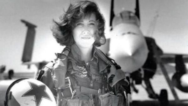 Ini Pilot Wanita yang Dipuji Usai Penumpang Southwest Tersedot