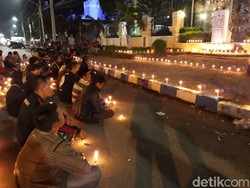 Nyalakan Lilin, Warga Ponorogo Berharap Bupati Tak Lagi Zalim