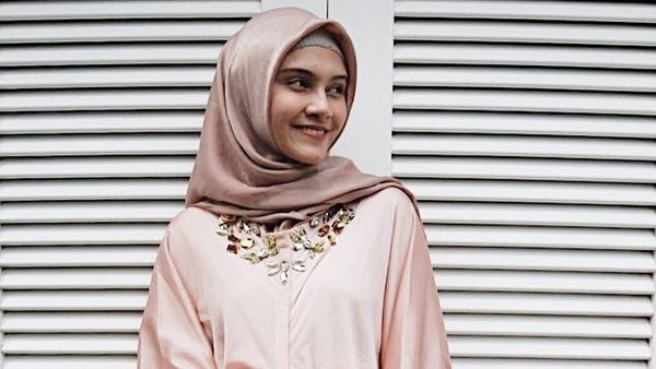 Nyaman dan Stylish, Ini Gaya Hijab Zeezee Shahab Saat Hamil Anak Kedua