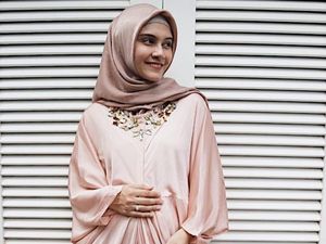 Nyaman dan Stylish, Ini Gaya Hijab Zeezee Shahab Saat Hamil Anak Kedua