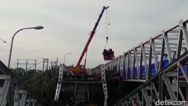 Begini Proses Evakuasi 3 Truk yang Disebut Picu Jembatan Ambrol