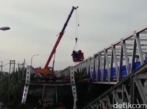 Begini Proses Evakuasi 3 Truk yang Disebut Picu Jembatan Ambrol Begini Proses Evakuasi 3 Truk yang Disebut Picu Jembatan Ambrol