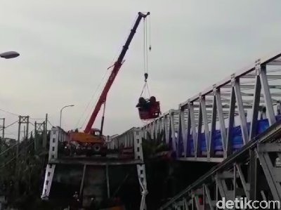 Begini Proses Evakuasi 3 Truk yang Disebut Picu Jembatan Ambrol