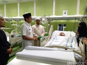 Sandiaga Jenguk Driver Ojol yang Ditabrak Model Tiara Sandiaga Jenguk Driver Ojol yang Ditabrak Model Tiara