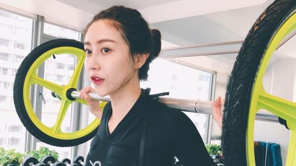 Potret Dosen Cantik dari China yang Dijuluki Dewi Gym