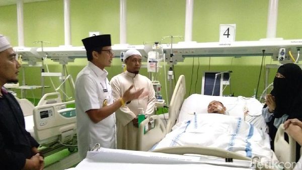 Momen Sandiaga Jenguk Ojol yang Ditabrak Model Tiara