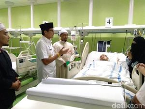 Momen Sandiaga Jenguk Ojol yang Ditabrak Model Tiara