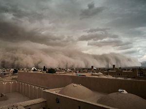 Penampakan Ngerinya Badai Pasir di Yazd Iran