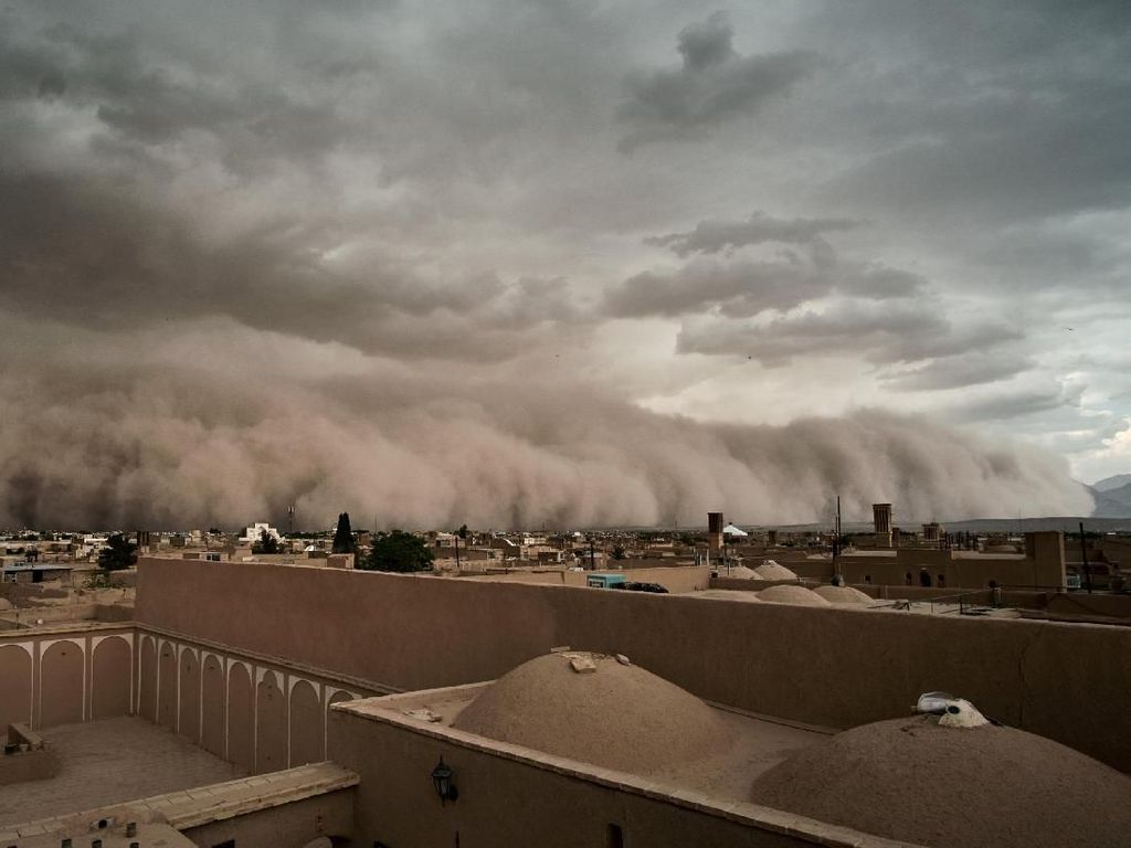Penampakan Ngerinya Badai Pasir di Yazd Iran Penampakan Ngerinya Badai Pasir di Yazd Iran