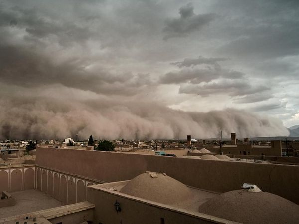 Penampakan Ngerinya Badai Pasir di Yazd Iran