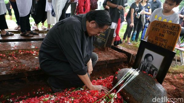 Peristirahatan Terakhir Deddy Sutomo, Si Pencari Hilal
