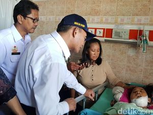 Mendikbud Beri Beasiswa untuk Korban Gudang Walet Ambruk Cirebon Mendikbud Beri Beasiswa untuk Korban Gudang Walet Ambruk Cirebon