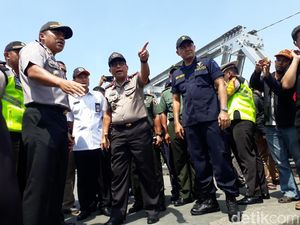 Opsi Evakuasi 3 Truk Tercebur Bengawan Solo, Bangkai Dipreteli Opsi Evakuasi 3 Truk Tercebur Bengawan Solo, Bangkai Dipreteli