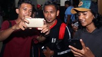 Ramdhani Lestaluhu salah satu pemain yang menjadi sasaran ajakan foto bersama. Ini buktinya. Istimewa/Persija.