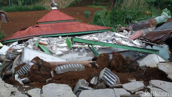 Penampakan Kerusakan Akibat Gempa di Banjarnegara