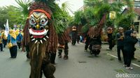 Foto: Topeng Menyeramkan Khas Ciamis Ini Berbobot 60 Kg